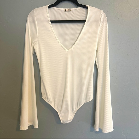 NWOT Free People Deep Vneck Bell Sleeve Bodysuit Top in cream white size M - Picture 2 of 16